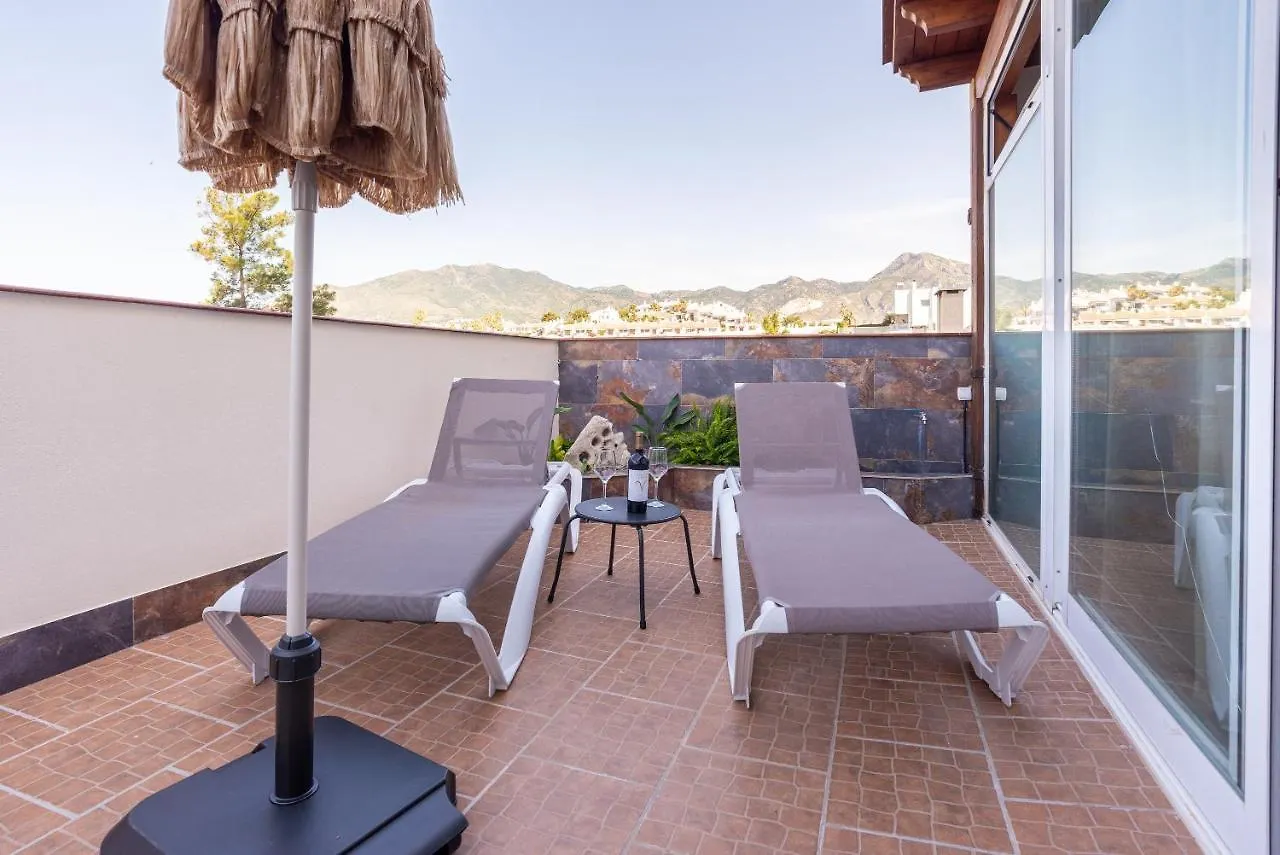 Apartamento Duplex de lujo en la playa , jacuzzy, piscina, chimenea y padel Benalmádena España